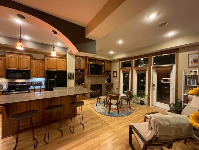 Building Photo - 326 E Travelers Trail Rental
