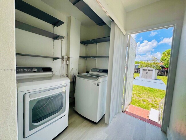 Photo - 115 W 37th St