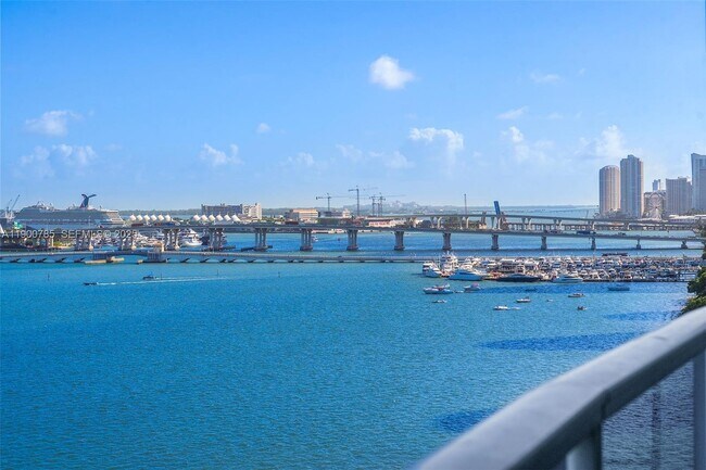 Building Photo - 725 NE 22nd St Unit 14B