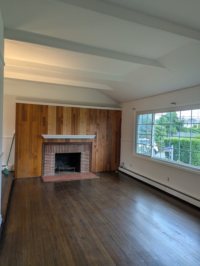 586 Little East Neck Rd