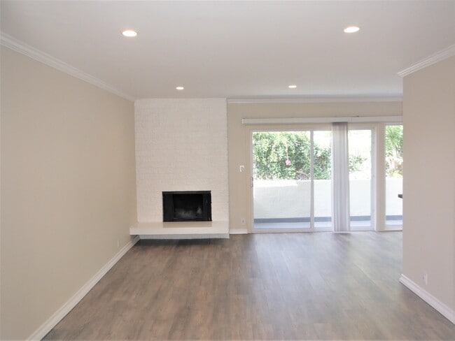 Building Photo - 3615 Greenfield Ave Unit 4