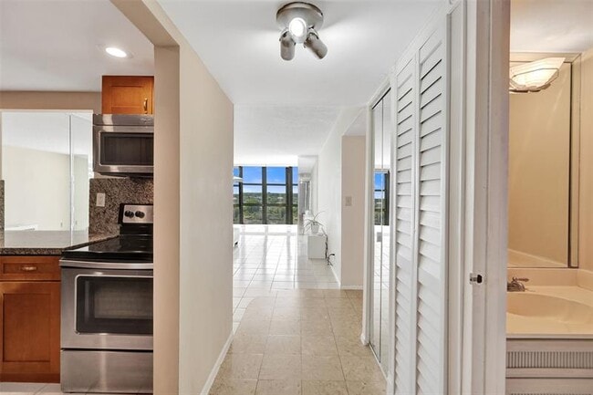 Photo - 1000 Parkview Dr Unit 905