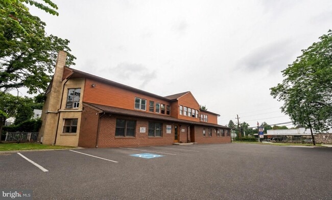 Building Photo - 608 Easton Rd
