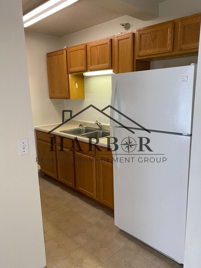 Building Photo - 146 S Broadway Ave Unit 102