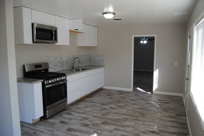 Photo - 2304 Elaine St