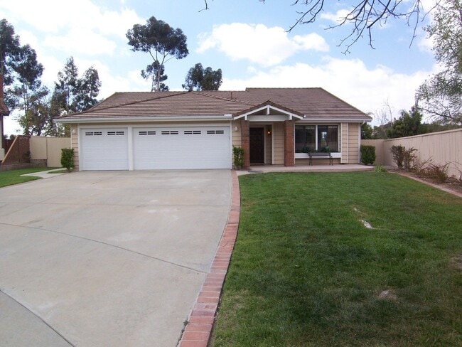 Charming 3Br/2Ba Single Story House W/3 Ca... - Charming 3Br/2Ba Single Story House W/3 Ca...