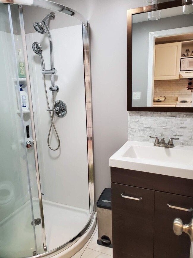 Nicely done stand up shower and a bathroom - 3 Howard Rd Apartamentos Unidad 3 Howard Road Chelmsford