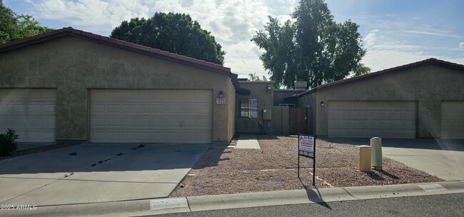 Building Photo - 1925 N Scovel St Rental