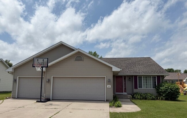 Building Photo - 4BR/2ba Tri-Level Home in Private West Side Neighborhood Near Sherman School
