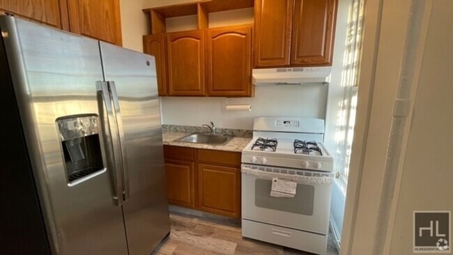 Building Photo - COZY & COMFORTABLE  VERY BRIGHT 2.5 BEDROO... Unit 2 Rental