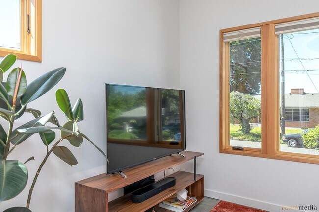 Photo - 2038 NE Morgan St