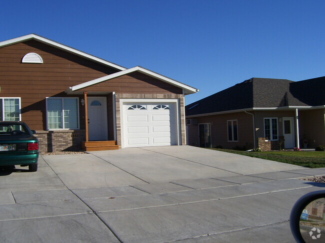 Building Photo - 3 BEDROOM | 2 BATH | TOWNHOME | GARAGE