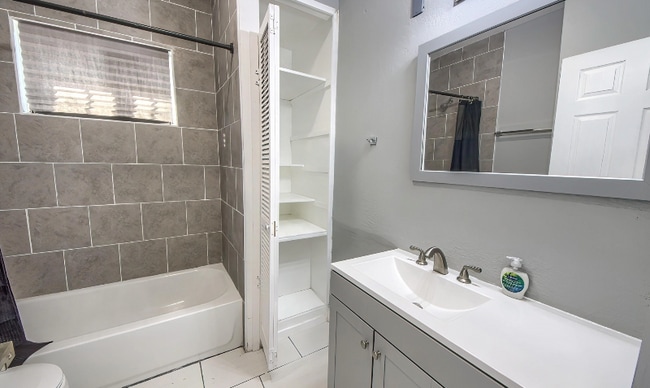 Photo - 427 E Southcross