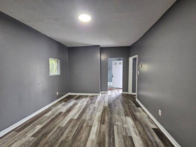 Photo - Spacious 5 bedroom 1.5 bathrooms for rent ...