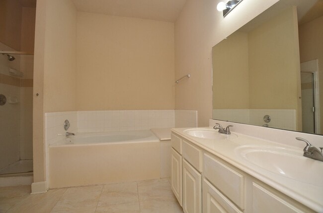 Building Photo - 4510 Regal Dr