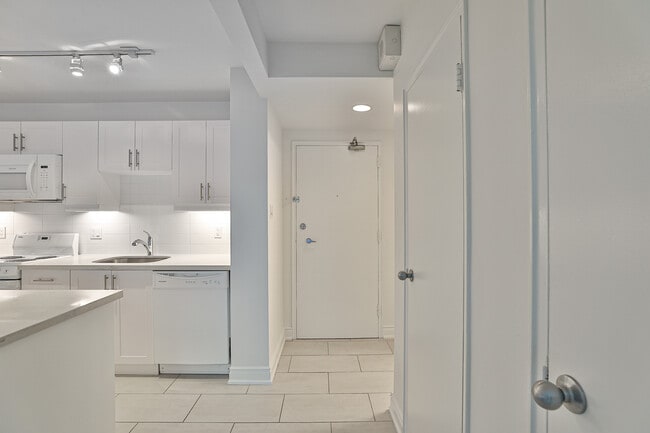 1-Bed Open Concept - 637SF