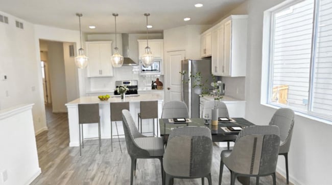 Chic Dining - 537 High Point Dr Unit A