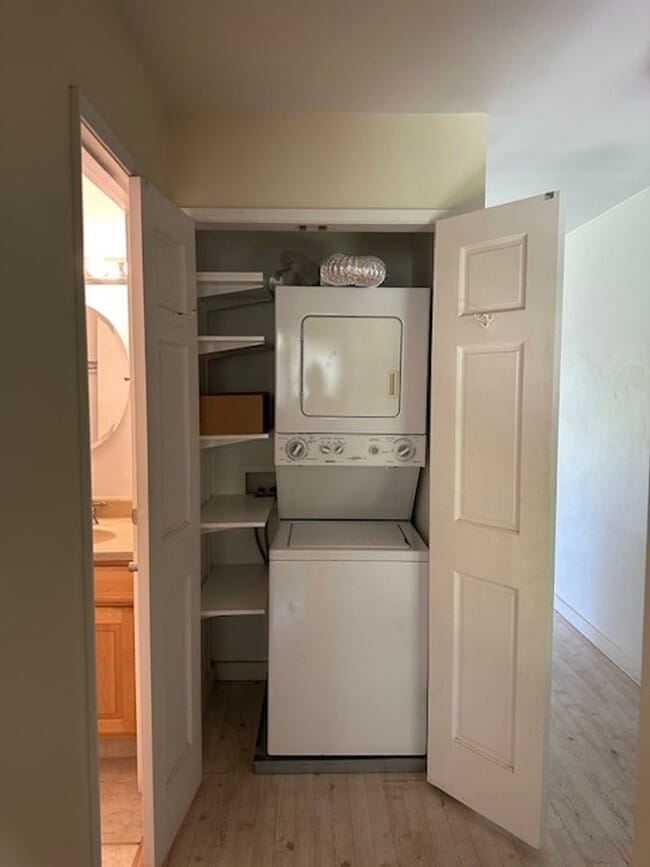 49 W Lipoa St