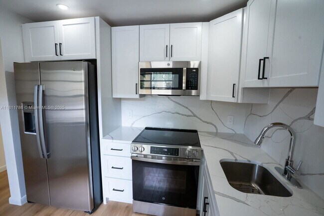Photo - 136 S Cypress Rd Unidad 314A
