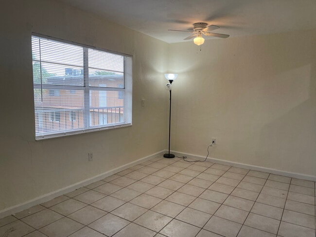 Dormitorio - 1230 W 54th St Unit 321A