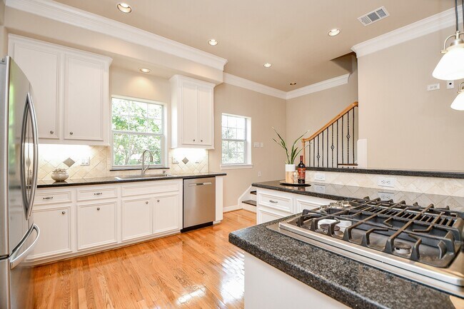 Photo - 718 Roy St