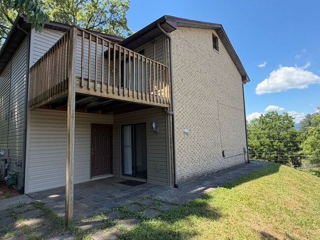Building Photo - Salem duplex/townhouse
