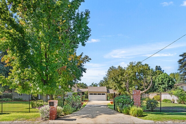 Photo - 8757 Encino Ave