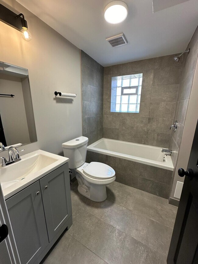 Photo - 1056 W 81st St Unidad 1