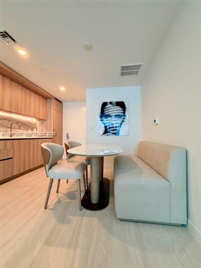 Photo - 77 SE 5th St Unidad 77 SE 5th St # 1608