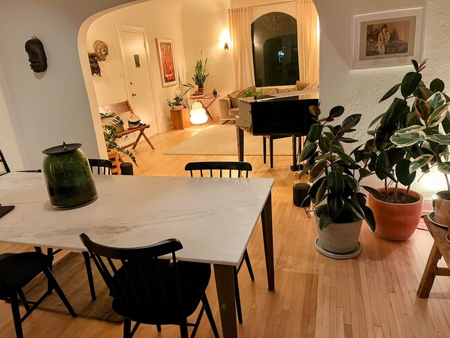 Building Photo - 453 N Orange Grove Ave Unit 455.5