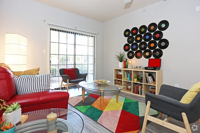 1BR, 1BA - 700 SF