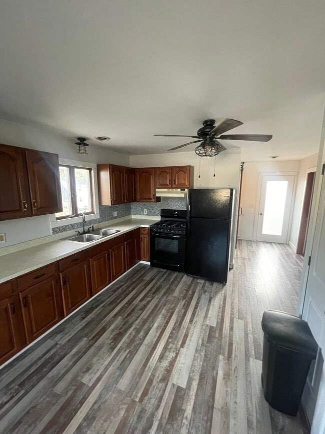 Building Photo - 81 Firestone St Unit Upper