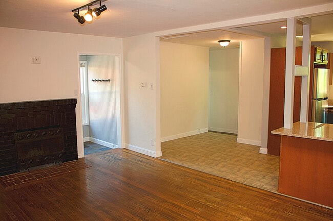 Photo - 119 Jewell Ct