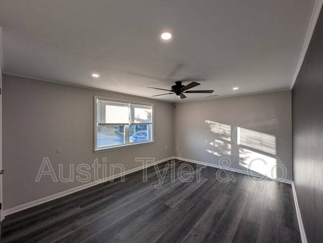 Photo - 2984B Smith St
