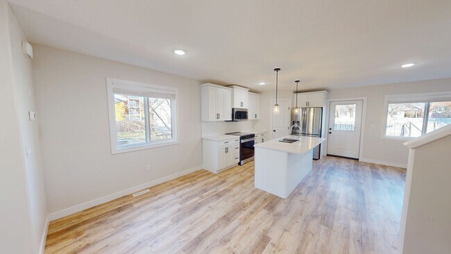 Photo - 9528-9598 98 Ave