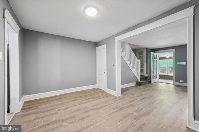 Photo - 445 Millbank Rd