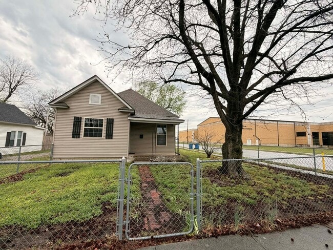 Photo - 202 S GRAY, JOPLIN MO. 2 BEDROOM / 1 BATHROOM FULLY FENCED IN YARD!!!