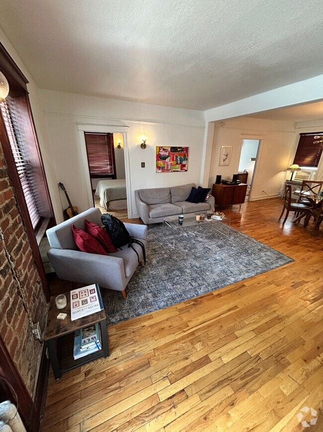 Building Photo - 2 bed 1 bath Cap Hill Condo w/Parking! Unit B12