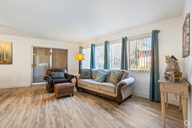 2BR, 1BA - 915SF - Living Room
