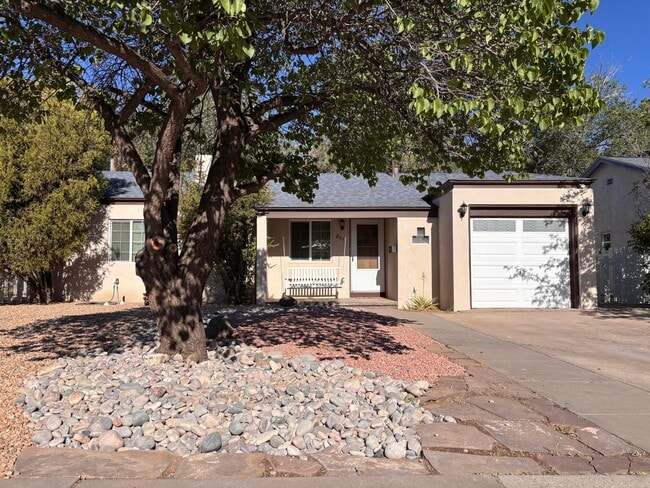 Building Photo - 801 Solano Dr NE