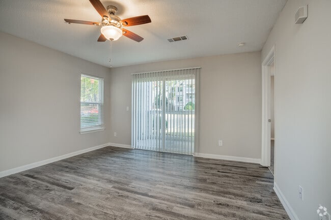 2 habitaciones, 2 baños - Sala de estar con vista al mercado