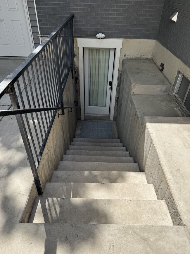 Private Entrance - 2647 S Jasper St Unit Downstairs