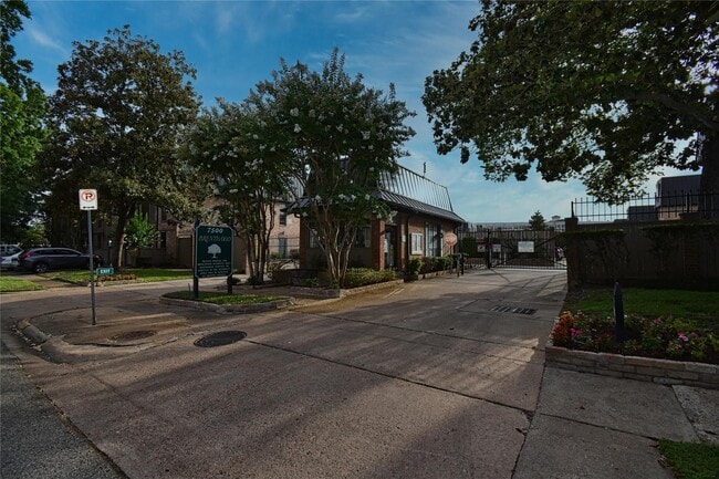 Photo - 2425 Underwood St Unit 346