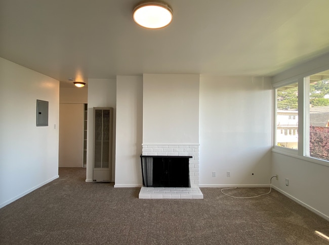 Photo - 1BR/1BA Charmer! BAY VIEWS and Parking! Laundry On-Site! Balcony! PROGRESSIVE Unit 321 Valley Street