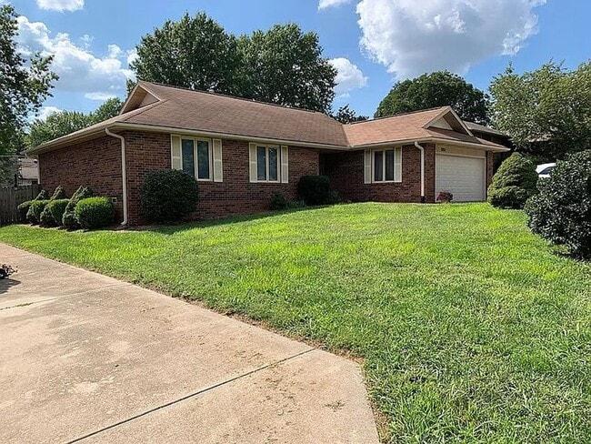 Building Photo - PRE-LEASING! 3 Bed / 2 Bath in south central Springfield