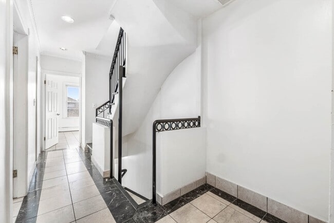 Building Photo - 571 Somerville Ave Unit 1A