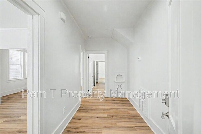 Photo - 613 W 39th St Unidad A downstairs