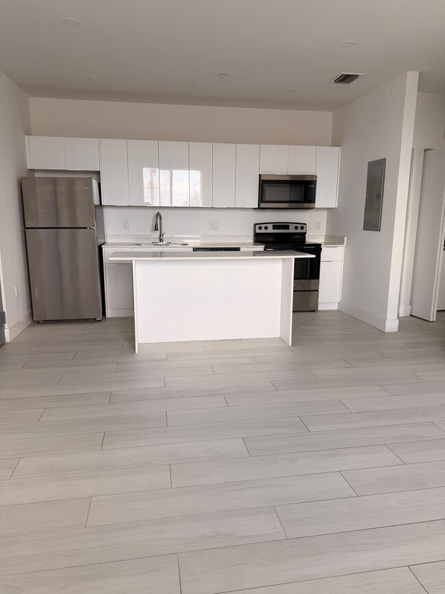 Photo - 765 E 20th St