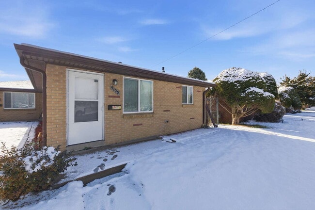 Building Photo - Remodeled 2 Bed 1 Bath in Park Hill!