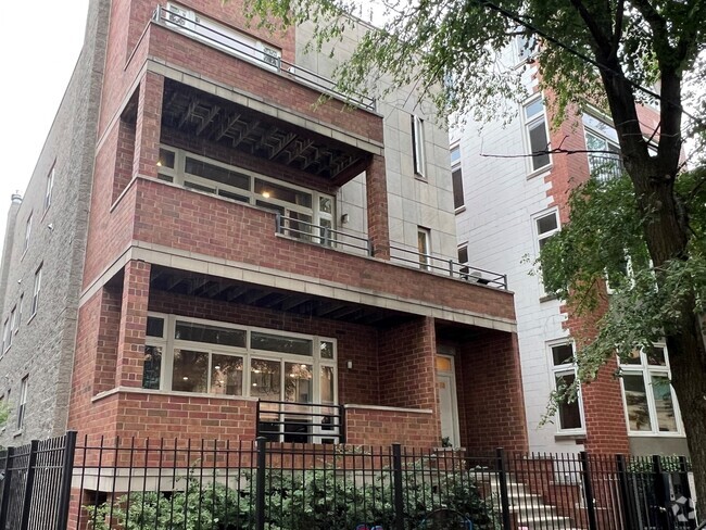 Building Photo - 2424 N Southport Ave Unit B Rental